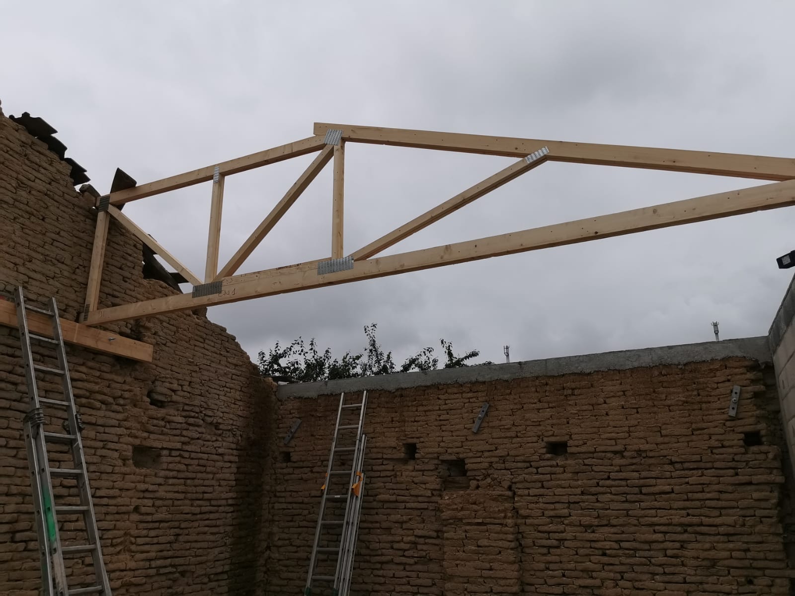 Pose charpente et couverture avec raccord de toiture existant suite sinistre à Montans