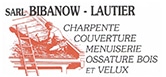 Logo SARL BIBANOW - LAUTIER : Charpente, Couverture, Menuiserie, Ossature Bois et Velux. Un artisan travaille sur un toit en pente.